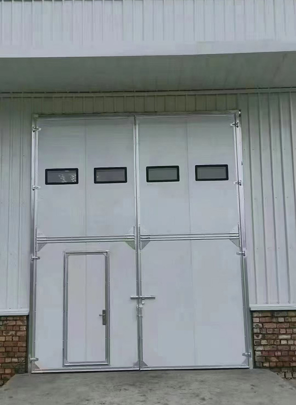 湟中工业门在设备装配车间出入口的实施记录